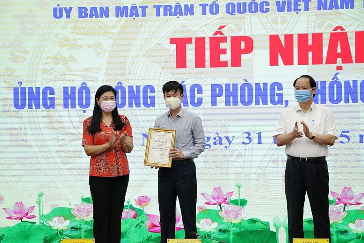Đại diện Tập đoàn Geleximco trao số tiền 7 tỷ đồng triệu đồng ủng hộ phòng, chống dịch Covid-19 cho Ủy ban MTTQ Việt Nam TP. Hà Nội. Đại diện Tập đoàn Geleximco trao số tiền 7 tỷ đồng triệu đồng ủng hộ phòng, chống dịch Covid-19 cho Ủy ban MTTQ Việt Nam TP. Hà Nội.
