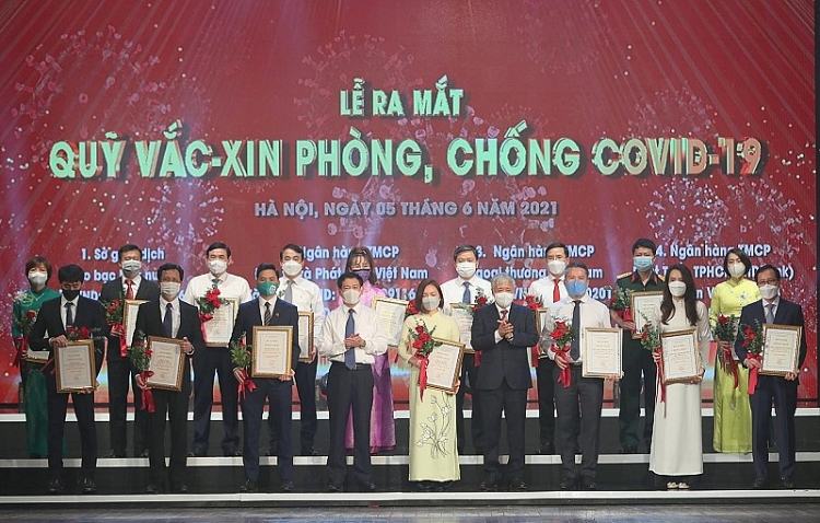 Đại diện các doanh nghiệp ủng hộ tại lễ ra mắt Quỹ Vắc xin phòng chống Covid-19 (ảnh: N.B). Đại diện các doanh nghiệp ủng hộ tại lễ ra mắt Quỹ Vắc xin phòng chống Covid-19 (ảnh: N.B).