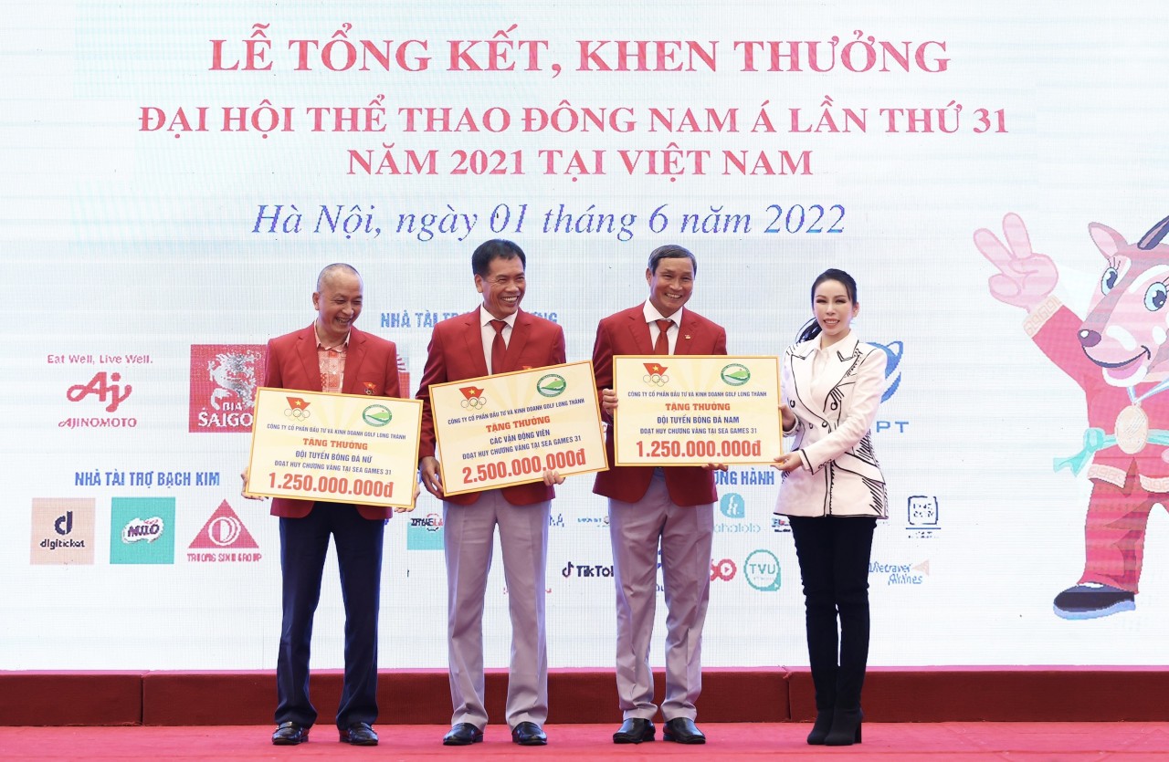 Bà Lê Nữ Thùy Dương - Phó Chủ tịch HĐQT Golf Long Thành trao bảng biểu trưng cho đại diện các vận động viên có thành tích thi đấu xuất sắc tại SEA Games 31. Bà Lê Nữ Thùy Dương - Phó Chủ tịch HĐQT Golf Long Thành trao bảng biểu trưng cho đại diện các vận động viên có thành tích thi đấu xuất sắc tại SEA Games 31.