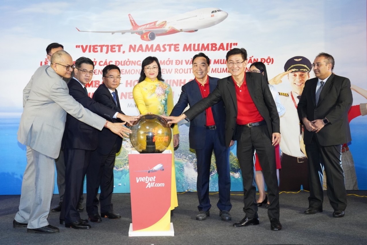 Bà Phan Thị Thắng, Phó chủ tịch UBND Tp.Hồ Chí Minh, ông Hoàng Tùng, Tổng Lãnh sự Việt Nam tại Mumbai, ông Nguyễn Anh Tuấn, Thành viên Hội đồng quản trị Vietjet và các đại diện lãnh đạo cấp cao khác thực hiện nghi thức công bố và khai trương đường bay. Bà Phan Thị Thắng, Phó chủ tịch UBND Tp.Hồ Chí Minh, ông Hoàng Tùng, Tổng Lãnh sự Việt Nam tại Mumbai, ông Nguyễn Anh Tuấn, Thành viên Hội đồng quản trị Vietjet và các đại diện lãnh đạo cấp cao khác thực hiện nghi thức công bố và khai trương đường bay.