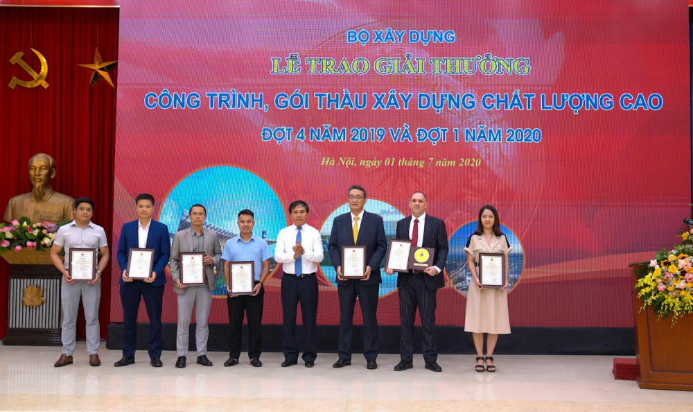 Ông Hannes Romauch – Tổng Giám đốc Công ty CP Đầu tư Du lịch Eurowindow Nha Trang cùng các đơn vị TVTK, TVGS, Nhà thầu nhận giải thưởng Công trình xây dựng chất lượng cao cho Khách sạn Movenpick Resort Cam Ranh 3911 l1