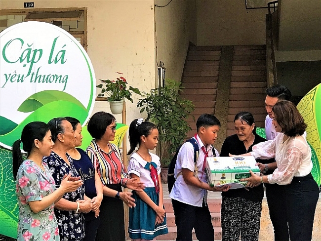Bà Trần Thị Mỹ Bình, Giám đốc Chi nhánh Đà Nẵng đại diện Vinamilk và Quỹ sữa Vươn cao Việt Nam gửi tặng Pháp học bổng trị giá 50 triệu đồng, để giúp Pháp có thêm điểm tựa vững chắc cho con đường học tập phía trước và giảm bớt gánh nặng trên vai bà nội của em. 3949 vi2