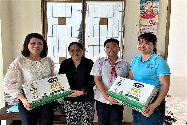 Bà Trần Thị Mỹ Bình, Giám đốc Chi nhánh Đà Nẵng đại diện Vinamilk và Quỹ sữa Vươn cao Việt Nam gửi tặng Pháp học bổng trị giá 50 triệu đồng, để giúp Pháp có thêm điểm tựa vững chắc cho con đường học tập phía trước và giảm bớt gánh nặng trên vai bà nội của em. 4034 vi3