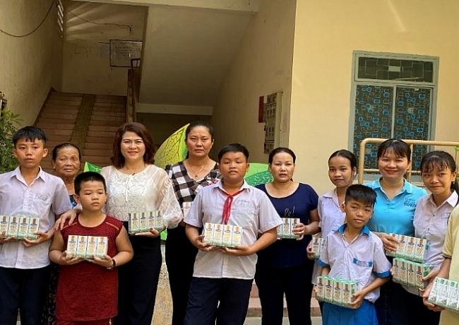 Các em nhỏ trong cùng khu chung cư nhà ở xã hội mà Pháp đang sống cũng nhận những hộp sữa từ Vinamilk và Quỹ sữa. 4108 vi4
