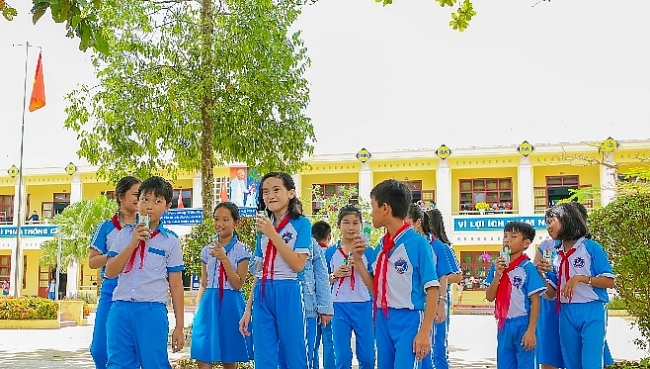 Năm 2020, thông qua các chương trình như Cặp lá yêu thương, Quỹ sữa Vươn cao Việt Nam, Vinamilk đã mang niềm vui và hàng triệu ly sữa đến với trẻ em cả nước. 4659 vi5