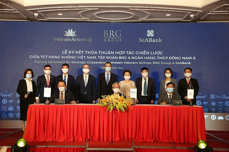 Đại diện Vietnam Airlines, Tập đoàn BRG, và SeABank ký kết thỏa thuận hợp tác chiến lược. Đại diện Vietnam Airlines, Tập đoàn BRG, và SeABank ký kết thỏa thuận hợp tác chiến lược.