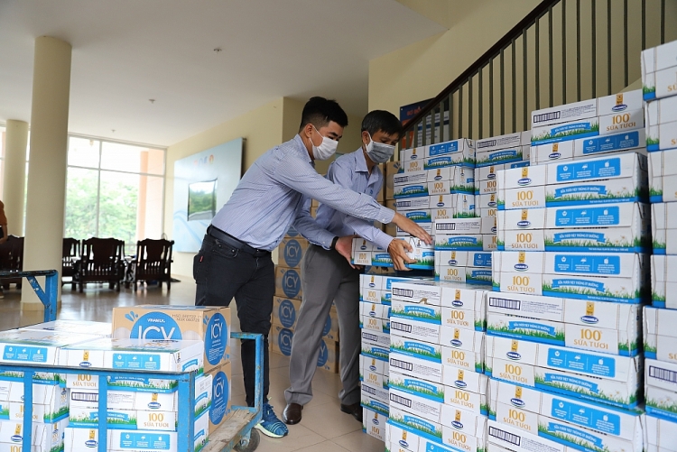 Hàng trăm ngàn sản phẩm dinh dưỡng được Vinamilk trao tặng 3 địa phương đang “Căng mình” chống dịch của miền trung