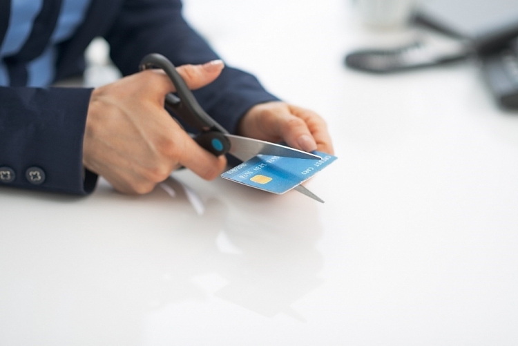 Xác nhận hủy thẻ tín dụng ngay tại quầy dịch vụ chăm sóc khách hàng và yêu cầu cắt thẻ tại chỗ. 0644 t3