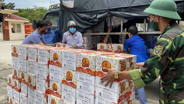 Thức uống đóng chai duy nhất hiện nay có các thành phần thảo mộc quý giúp tăng cường hệ miễn dịch này nhanh chóng được trao gửi về các địa bản tỉnh Quảng Nam để chung tay phòng chống dịch bệnh. 5940 2