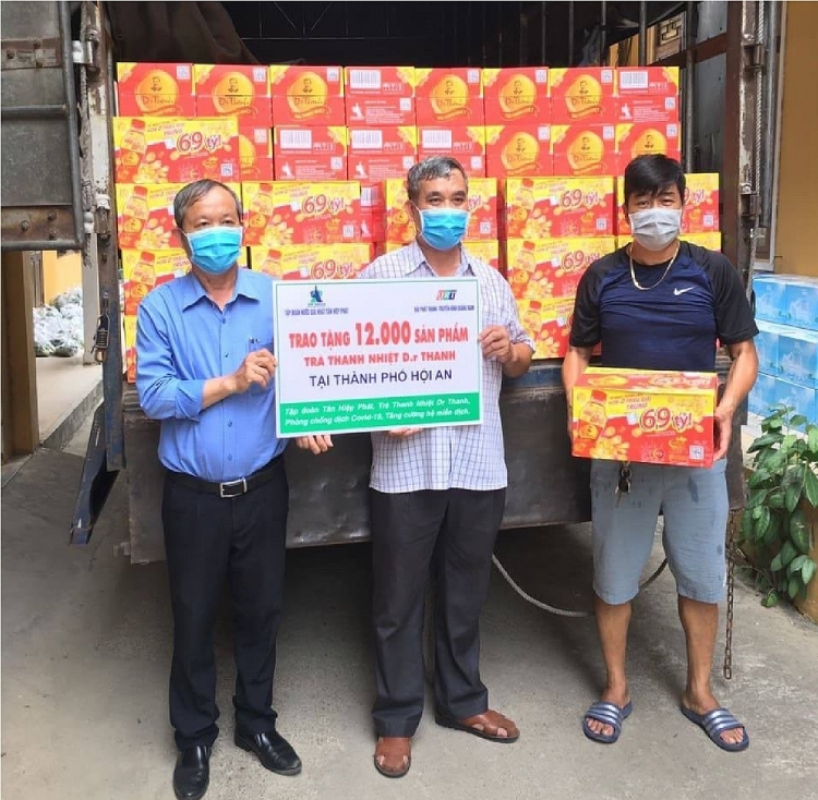 Cùng lúc đó, 12.000 sản phẩm Trà Thanh Nhiệt Dr Thanh khác cũng được trao gửi đến chính quyền, người dân tại thành phố Hội An. 0023 3