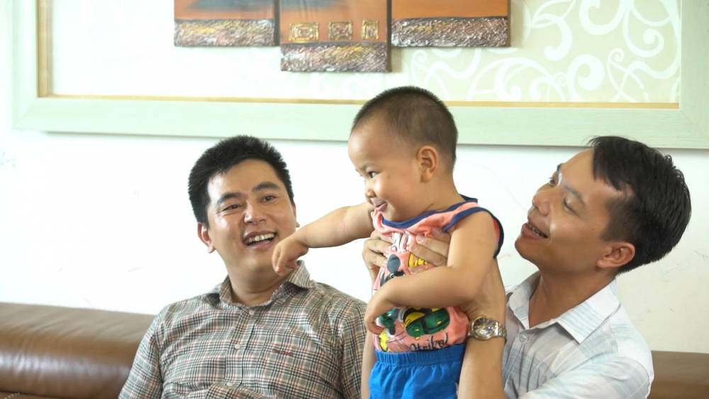 BS Bùi Đức Trọng và con trai thứ 3 của gia đình chị Thu. Anh được ví như “người gieo mầm hạnh phúc” cho hàng nghìn cặp đôi 2707nh 3 bai 4