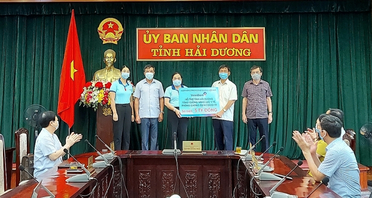 VietinBank ủng hộ tỉnh Hải Dương 5 tỷ đồng phòng, chống dịch COVID-19 4150 trao 5 ty dong chong covid 19 cho hai duong