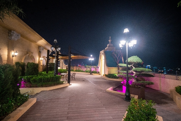 Không gian dạo bộ trên tầng cao tại D’. El Dorado I 2130 bds3