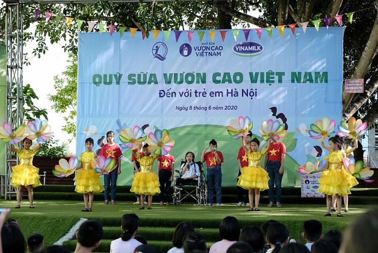 “Để mọi trẻ em được uống sữa mỗi ngày” và hành trình xuyên mùa dịch của quỹ sữa vươn cao Việt Nam năm thứ 13 “Để mọi trẻ em được uống sữa mỗi ngày” và hành trình xuyên mùa dịch của quỹ sữa vươn cao Việt Nam năm thứ 13