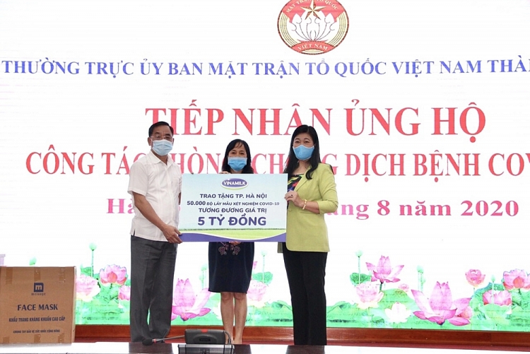 Lãnh đạo Sở Y tế và Mặt trận Tổ quốc TP.Hà Nội tiếp nhận 50.000 bộ lấy mẫu xét nghiệm Covid-19, tương đương 5 tỷ đồng từ đại diện Vinamilk 1130 hinh 1 2