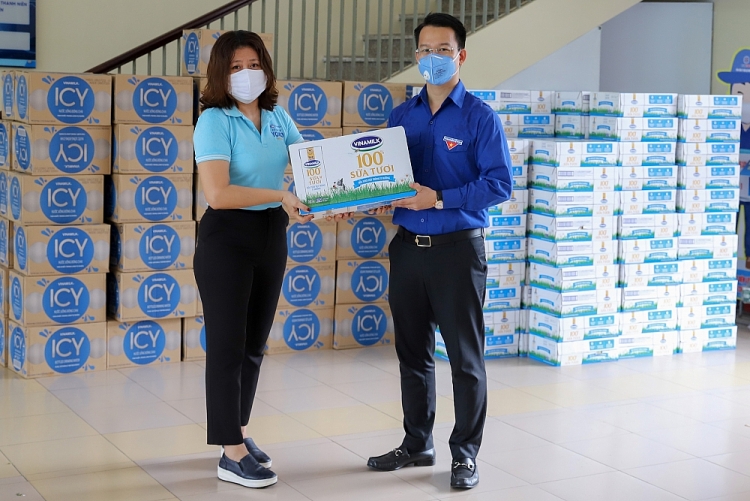 Vinamilk ủng hộ 8 tỷ đồng cho Hà Nội và 3 tỉnh miền trung chiến đấu chống dịch COVID-19 Vinamilk ủng hộ 8 tỷ đồng cho Hà Nội và 3 tỉnh miền Trung chiến đấu chống dịch COVID-19