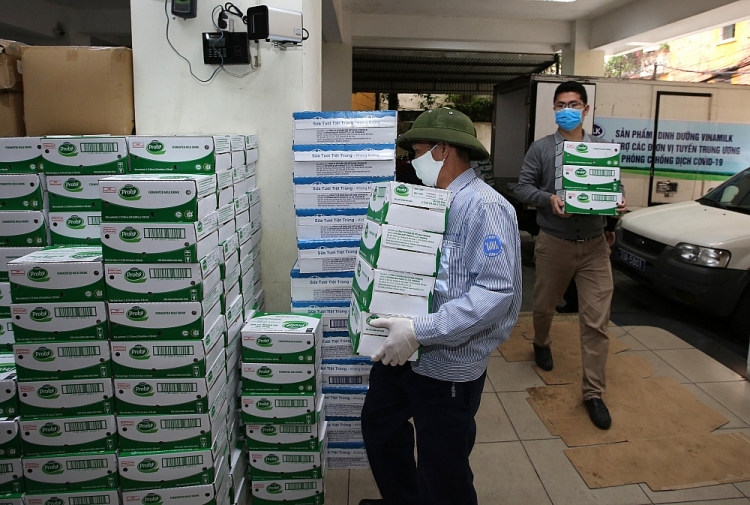 Vinamilk ủng hộ 8 tỷ đồng cho Hà Nội và 3 tỉnh miền trung chiến đấu chống dịch COVID-19 Vinamilk ủng hộ 8 tỷ đồng cho Hà Nội và 3 tỉnh miền Trung chiến đấu chống dịch COVID-19
