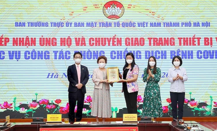 Madame Nguyễn Thị Nga đại diện Tập đoàn BRG, SeABank và Công ty Thành phố thông minh nhận Chứng nhận từ Ủy ban MTTQ Việt Nam Thành phố Hà Nội. Madame Nguyễn Thị Nga đại diện Tập đoàn BRG, SeABank và Công ty Thành phố thông minh nhận Chứng nhận từ Ủy ban MTTQ Việt Nam Thành phố Hà Nội.
