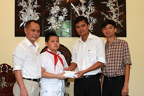 Nguyễn Hữu Đức dành số tiền tiết kiệm trong nhiều năm để ủng hộ T.Ư Hội Sinh viên xây dựng cột cờ trên đảo Lý Sơn (Quảng Ngãi) - Tháng 5/2013. Ảnh Xuân Tùng