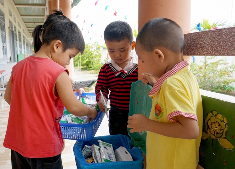 Các bé cấp mầm non nhưng đã rất tự giác gấp gọn vỏ hộp sữa sau khi uống và bỏ đúng nơi quy định 3905 hinh 2