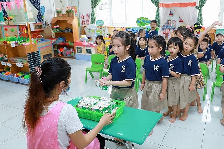 Giờ uống sữa tại các trường mầm non ở TP. Đà Nẵng trong ngày nhập học đầu tiên sau giãn cách. 4939 vnm234