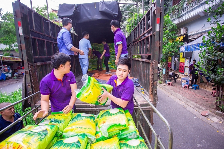 Dr Hoàng Tuấn và sáng kiến ATM gạo: Ấm tình người giữa đại dịch Covid-19 Dr Hoàng Tuấn và sáng kiến ATM gạo: Ấm tình người giữa đại dịch Covid-19