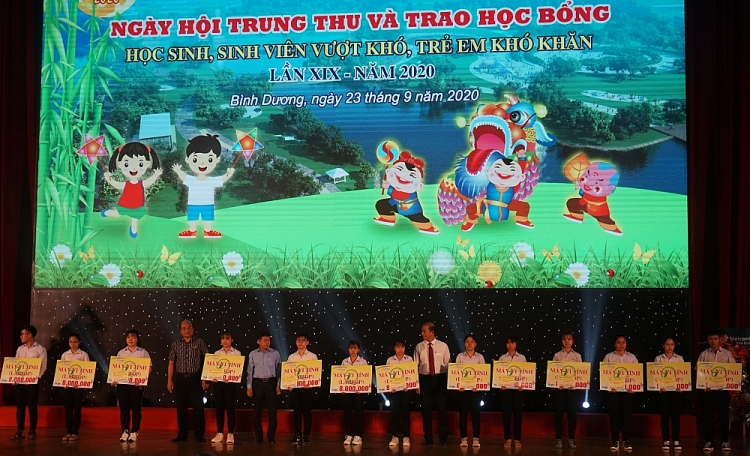 Những phần học bổng được trao cho các em học sinh có hoàn cảnh khó khăn 5000 3