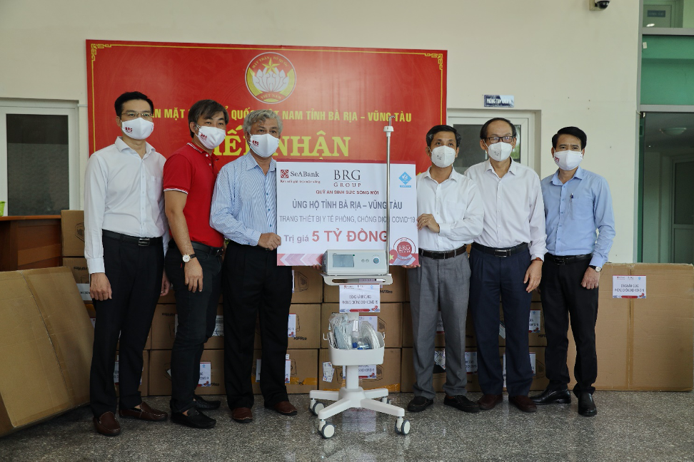 Công ty OSC Việt Nam, đại diện “Quỹ An Sinh Sức Sống Mới của BRG và SeABank” trao ủng hộ trang thiết bị y tế cho đại diện UBMTTQ Việt Nam tỉnh và Sở Y tế tỉnh Bà Rịa Vũng Tàu. Công ty OSC Việt Nam, đại diện “Quỹ An Sinh Sức Sống Mới của BRG và SeABank” trao ủng hộ trang thiết bị y tế cho đại diện UBMTTQ Việt Nam tỉnh và Sở Y tế tỉnh Bà Rịa Vũng Tàu.