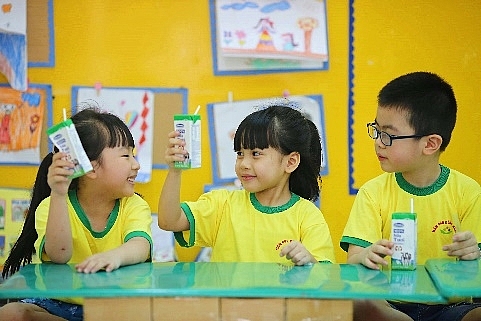 Chương trình Sữa học đường được tích cực triển khai, đảm bảo học sinh được uống sữa đầy đủ khi đến trường “mùa dịch” 3040 j7