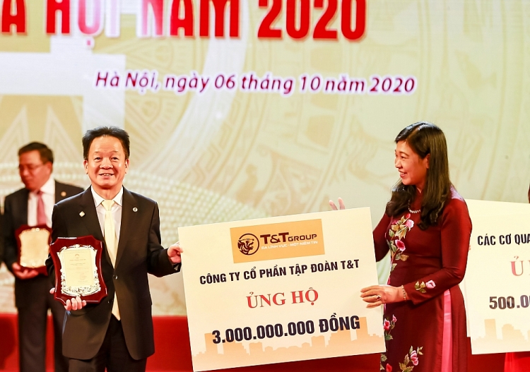 Chủ tịch HĐQT kiêm TGĐ Tập đoàn T&T Group - Ông Đỗ Quang Hiển (bên trái) trao ủng hộ Quỹ Vì người nghèo của thành phố Hà Nội Chủ tịch HĐQT kiêm TGĐ Tập đoàn T&T Group - Ông Đỗ Quang Hiển (bên trái) trao ủng hộ Quỹ Vì người nghèo của thành phố Hà Nội