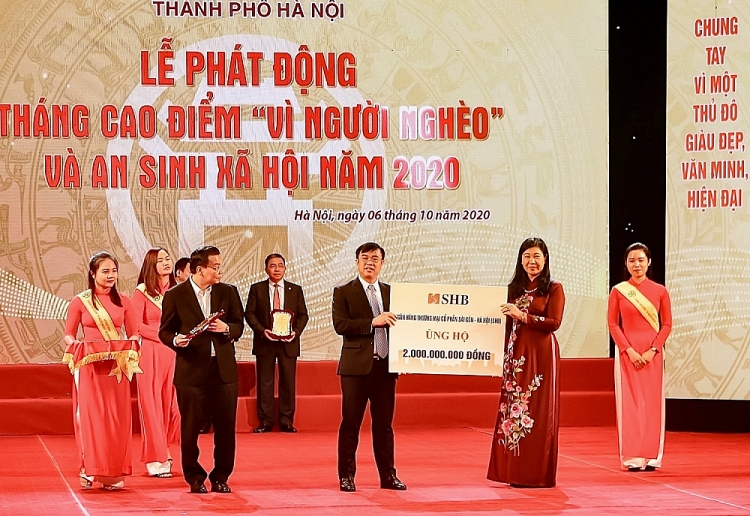 Tổng Giám đốc Ngân hàng SHB – Ông Nguyễn Văn Lê (bên trái) trao ủng hộ Quỹ Vì người nghèo của thành phố Hà Nội Tổng Giám đốc Ngân hàng SHB – Ông Nguyễn Văn Lê (bên trái) trao ủng hộ Quỹ Vì người nghèo của thành phố Hà Nội