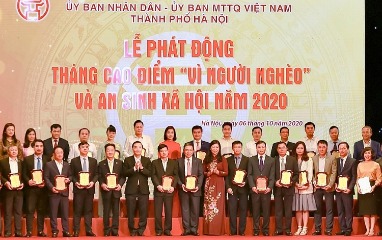 T&T Group và SHB chung tay ủng hộ 5 tỷ đồng vào Quỹ Vì người nghèo của thành phố Hà Nội T&T Group và SHB chung tay ủng hộ 5 tỷ đồng vào Quỹ Vì người nghèo của thành phố Hà Nội