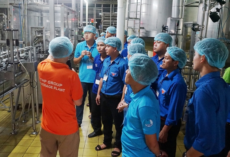 Đoàn đại biểu được tham quan trực tiếp nhà máy Tân Hiệp Phát tại Bình Dương Đoàn đại biểu được tham quan trực tiếp nhà máy Tân Hiệp Phát tại Bình Dương