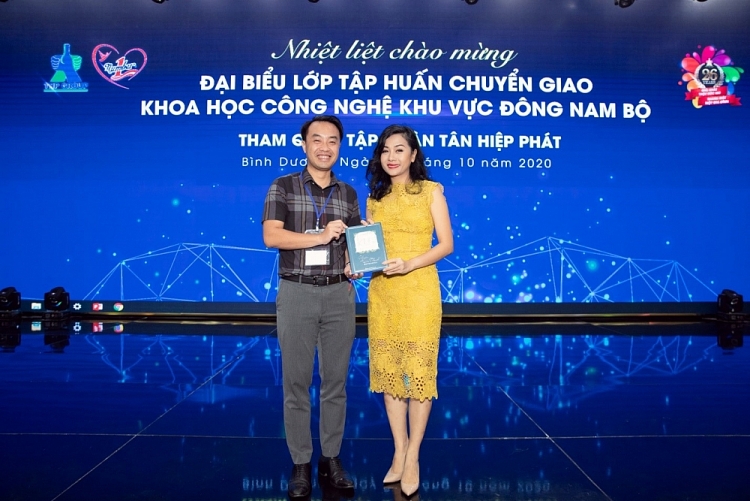 Giám đốc Trung tâm Phát triển Khoa học, Công nghệ và Tài năng Trẻ gửi lời cảm ơn đến Tập đoàn Tân Hiệp Phát sau chuyến tham quan Giám đốc Trung tâm Phát triển Khoa học, Công nghệ và Tài năng Trẻ gửi lời cảm ơn đến Tập đoàn Tân Hiệp Phát sau chuyến tham quan