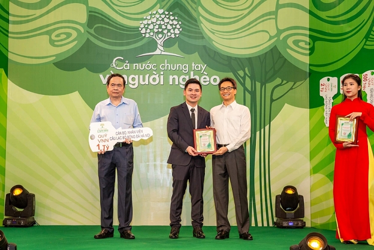 Chủ tịch CLB Đỗ Vinh Quang đại diện Hà Nội FC trao tặng ủng hộ, đồng hành cùng Quỹ Các doanh nghiệp của “Bầu Hiển” ủng hộ 30 tỷ đồng cho quỹ “Vì người nghèo” Trung ương