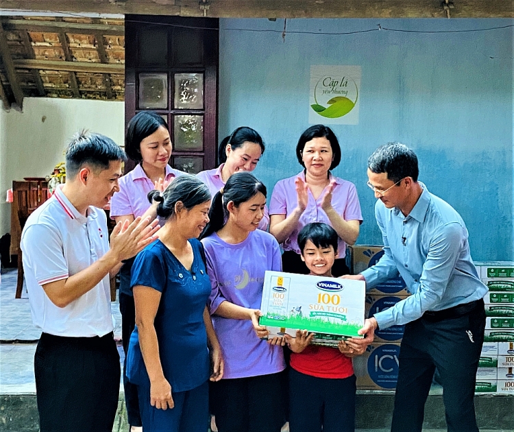 Vinamilk “Trao cơ hội đi học, cho cơ hội đổi đời” cùng chương trình “Cặp lá yêu thương” Vinamilk “Trao cơ hội đi học, cho cơ hội đổi đời” cùng chương trình “Cặp lá yêu thương”