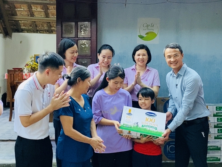 Vinamilk “Trao cơ hội đi học, cho cơ hội đổi đời” cùng chương trình “Cặp lá yêu thương” Vinamilk “Trao cơ hội đi học, cho cơ hội đổi đời” cùng chương trình “Cặp lá yêu thương”