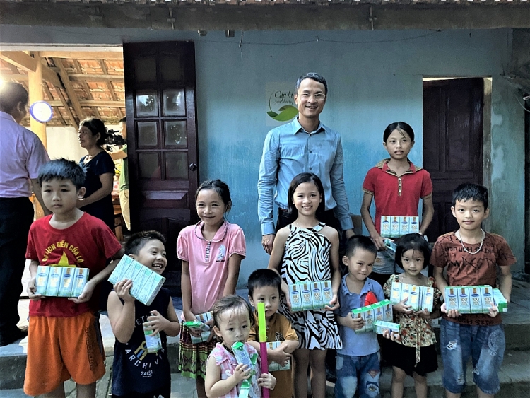 Các bạn nhỏ trong xóm đến chung vui đã cùng nhận quà từ Giám đốc Nhà máy sữa Vinamilk tại Nghệ An Các bạn nhỏ trong xóm đến chung vui đã cùng nhận quà từ Giám đốc Nhà máy sữa Vinamilk tại Nghệ An
