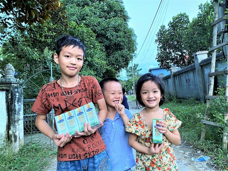 Tại Nghệ An, năm 2020, Vinamilk và Quỹ sữa Vươn cao Việt Nam cũng trao tặng gần 60.000 ly sữa cho hơn 660 trẻ em có hoàn cảnh khó khăn, với tổng giá trị khoảng 430 triệu đồng. Tại Nghệ An, năm 2020, Vinamilk và Quỹ sữa Vươn cao Việt Nam cũng trao tặng gần 60.000 ly sữa cho hơn 660 trẻ em có hoàn cảnh khó khăn, với tổng giá trị khoảng 430 triệu đồng.