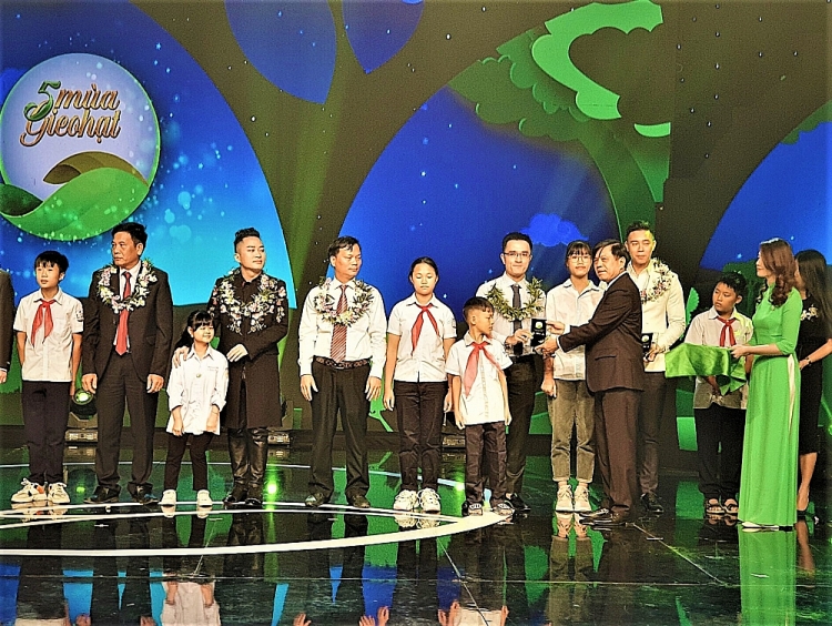 Ông Nguyễn Quang Thái, Giám đốc Phát triển Hoạt động Cộng đồng Vinamilk nhận kỷ niệm chương cho hành trình Vinamilk đồng hành cùng Cặp lá yêu thương “trao cơ hội đi học, cho cơ hội đổi đời” tới các em nhỏ có hoàn cảnh khó khăn trên khắp Việt Nam. Ông Nguyễn Quang Thái, Giám đốc Phát triển Hoạt động Cộng đồng Vinamilk nhận kỷ niệm chương cho hành trình Vinamilk đồng hành cùng Cặp lá yêu thương “trao cơ hội đi học, cho cơ hội đổi đời” tới các em nhỏ có hoàn cảnh khó khăn trên khắp Việt Nam.