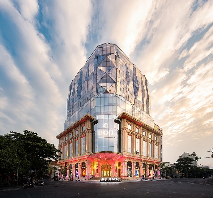 DOJI đã xây dựng Trung tâm Vàng bạc trang sức lớn nhất Việt Nam tọa lạc tại Tòa nhà DOJI Tower, số 5 Lê Duẩn, Ba Đình, Hà Nội. DOJI đã xây dựng Trung tâm Vàng bạc trang sức lớn nhất Việt Nam tọa lạc tại Tòa nhà DOJI Tower, số 5 Lê Duẩn, Ba Đình, Hà Nội.