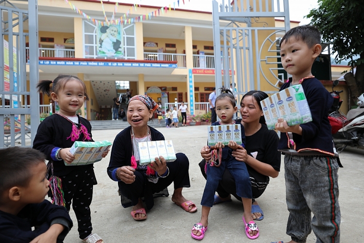 12 năm Vinamilk cùng quỹ sữa vươn cao Việt Nam mang lại niềm vui uống sữa cho trẻ em khó khăn tỉnh Yên Bái Vinamilk cùng quỹ sữa vươn cao Việt Nam 12 năm liền mang lại niềm vui uống sữa cho trẻ em tỉnh Yên Bái