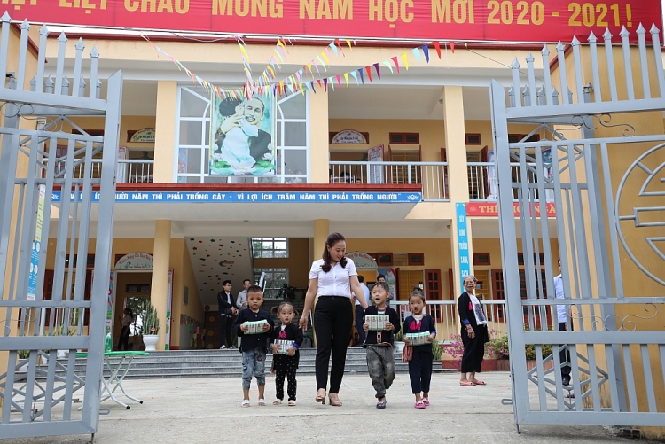 12 năm Vinamilk cùng quỹ sữa vươn cao Việt Nam mang lại niềm vui uống sữa cho trẻ em khó khăn tỉnh Yên Bái Vinamilk cùng quỹ sữa vươn cao Việt Nam 12 năm liền mang lại niềm vui uống sữa cho trẻ em tỉnh Yên Bái