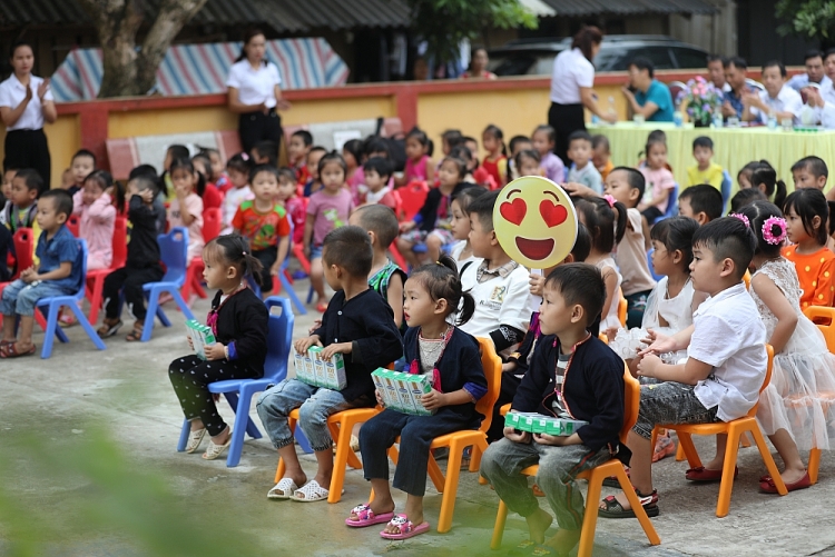12 năm Vinamilk cùng quỹ sữa vươn cao Việt Nam mang lại niềm vui uống sữa cho trẻ em khó khăn tỉnh Yên Bái Vinamilk cùng quỹ sữa vươn cao Việt Nam 12 năm liền mang lại niềm vui uống sữa cho trẻ em tỉnh Yên Bái