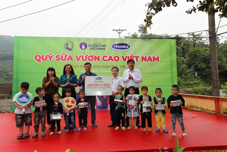 Ông Vũ Tuấn Khang, Giám đốc Kinh doanh miền Bắc Vinamilk, đại diện công ty và Quỹ sữa Vươn cao Việt Nam trao tặng bảng tượng trưng 108.500 ly sữa cho trẻ em có hoàn cảnh khó khăn tại tỉnh Yên Bái. Ông Vũ Tuấn Khang, Giám đốc Kinh doanh miền Bắc Vinamilk, đại diện công ty và Quỹ sữa Vươn cao Việt Nam trao tặng bảng tượng trưng 108.500 ly sữa cho trẻ em có hoàn cảnh khó khăn tại tỉnh Yên Bái.