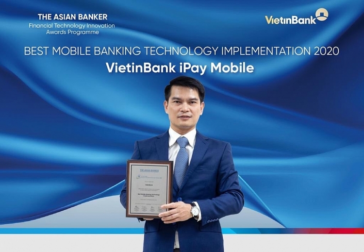 Ông Đàm Hồng Tiến - Giám đốc Khối Bán lẻ VietinBank nhận giải thưởng “Ứng dụng công nghệ ngân hàng trên điện thoại tốt nhất” Ông Đàm Hồng Tiến - Giám đốc Khối Bán lẻ VietinBank nhận giải thưởng “Ứng dụng công nghệ ngân hàng trên điện thoại tốt nhất”