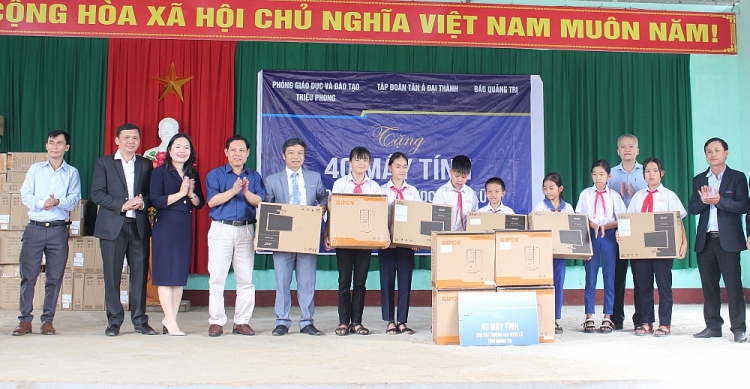 Tân Á Đại Thành tặng máy tính cho các trường học vùng lũ Quảng Trị Tân Á Đại Thành tặng máy tính cho các trường học vùng lũ Quảng Trị