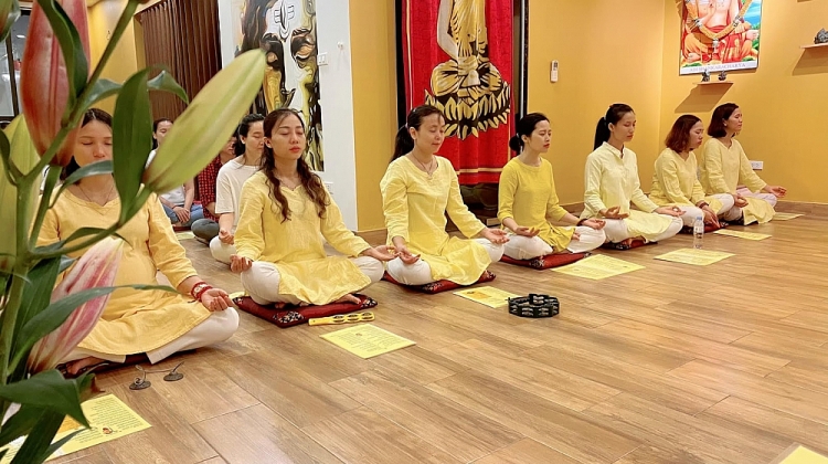 Đức Nguyễn Deva - Yoga không chỉ là thể dục Đức Nguyễn Deva - Yoga không chỉ là thể dục