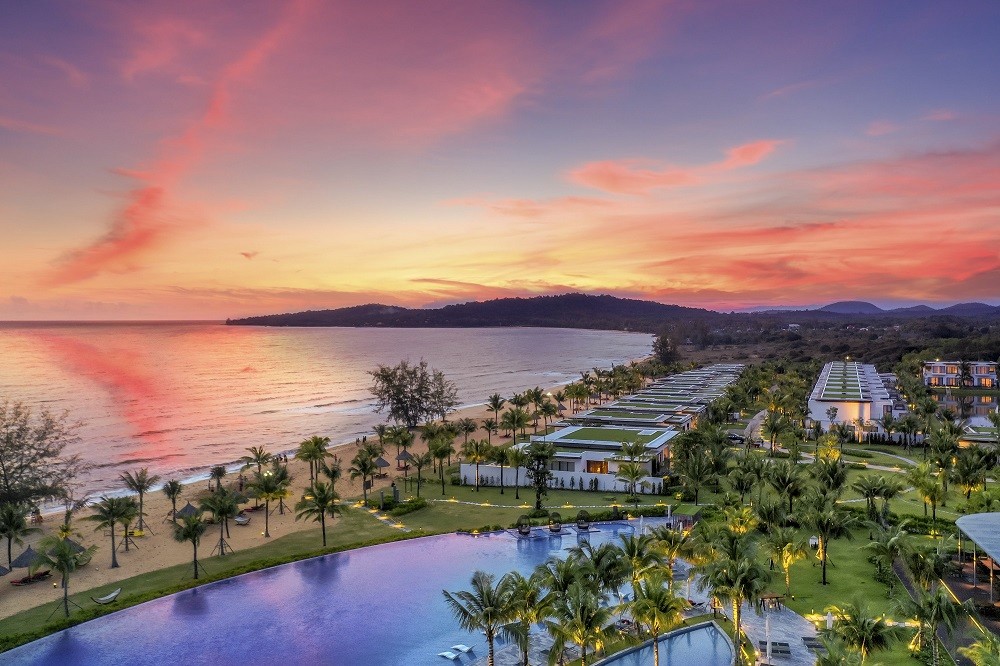 Nằm ngay tại bãi Ông Lang với bờ biển dài thoai thoải, cát mềm mịn óng ánh là khu resort 5 sao tiêu chuẩn quốc tế Mövenpick Villas & Residences Phú Quốc - dự án nghỉ dưỡng đã đi vào vận hành, là cơ hội đầu tư hiếm hoi tại đảo ngọc, cũng là nơi ngắm hoàng hôn lý tưởng nhất tại bãi Ông Lang nhờ nằm sát bờ biển. Nằm ngay tại bãi Ông Lang với bờ biển dài thoai thoải, cát mềm mịn óng ánh là khu resort 5 sao tiêu chuẩn quốc tế Mövenpick Villas & Residences Phú Quốc - dự án nghỉ dưỡng đã đi vào vận hành, là cơ hội đầu tư hiếm hoi tại đảo ngọc, cũng là nơi ngắm hoàng hôn lý tưởng nhất tại bãi Ông Lang nhờ nằm sát bờ biển.