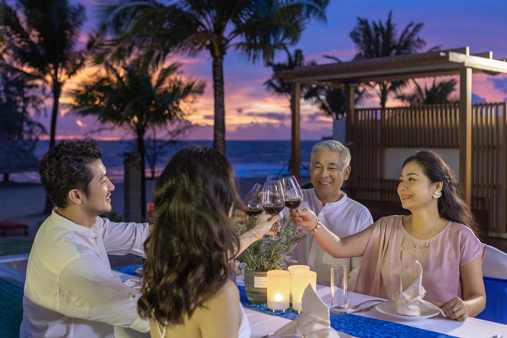 Vào lúc hoàng hôn dần buông, hương muối biển nồng nàn vọng về theo cánh sóng của những con tàu cá, chúng ta tận hưởng cảm giác thật bình yên khi được ngồi bên những người thân yêu trên bãi biển Ông Lang đẹp mê hồn. Vào lúc hoàng hôn dần buông, hương muối biển nồng nàn vọng về theo cánh sóng của những con tàu cá, chúng ta tận hưởng cảm giác thật bình yên khi được ngồi bên những người thân yêu trên bãi biển Ông Lang đẹp mê hồn.